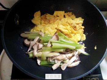 西芹平菇炒蛋的做法图解6