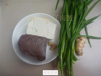 韭菜烧红白豆腐的做法步骤1
