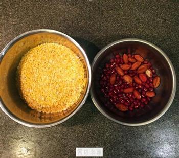 黏玉米碴粥的做法图解1