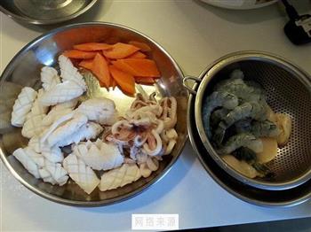 猪骨汤海鲜拉面的做法步骤2