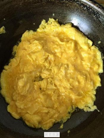 韭菜鸡蛋锅贴的做法步骤2