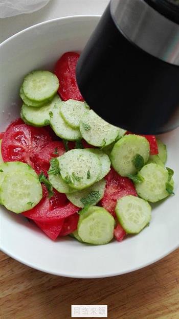 黄瓜西红柿沙拉的做法步骤6