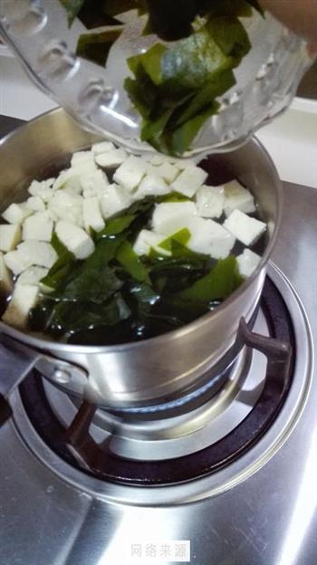 日式豆腐海带味增汤的做法步骤3
