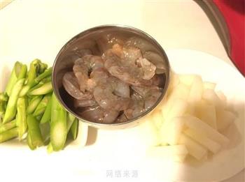 芦笋豆薯炒虾仁的做法步骤2