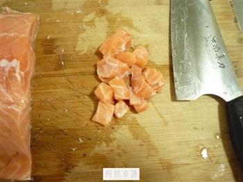 三文鱼沙拉面包丁的做法步骤1