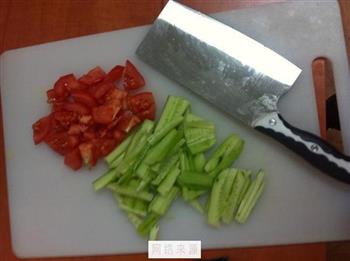 黄瓜西红柿炒面的做法步骤6
