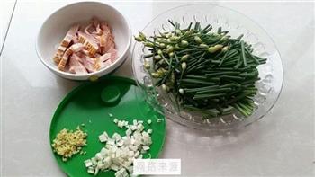 培根炒韭苔的做法步骤1
