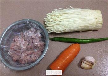 金针菇胡萝卜炒肉的做法步骤1