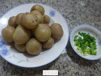 红烧小土豆的做法步骤1