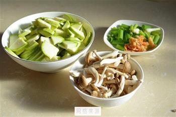 蟹味菇清炒西葫芦的做法步骤1