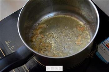 蟹味菇清炒西葫芦的做法步骤2