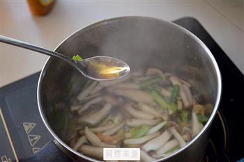 蟹味菇清炒西葫芦的做法步骤4