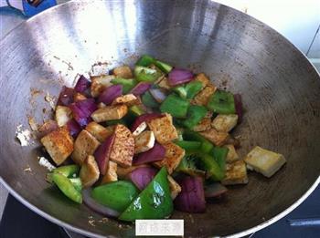 青椒圆葱烧豆腐的做法步骤9