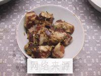 糯米花生咸肉粽的做法步骤2