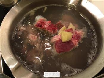 牛蒡红萝卜排骨汤的做法图解2
