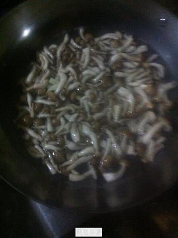 腊味蟹味菇烩炸豆皮的做法步骤2