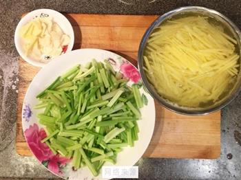 芹菜炒土豆丝的做法步骤1