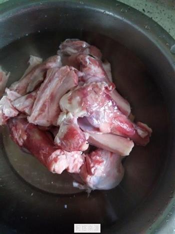 洋葱白萝卜羊骨头汤的做法步骤1