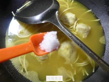 煎鸡蛋墨鱼丸咖喱汤面的做法图解6