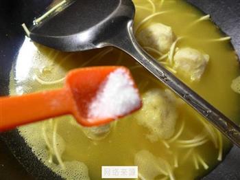 煎鸡蛋墨鱼丸咖喱汤面的做法步骤7