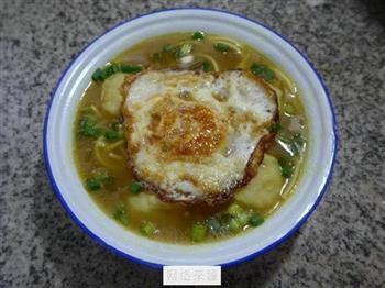 煎鸡蛋墨鱼丸咖喱汤面的做法步骤9