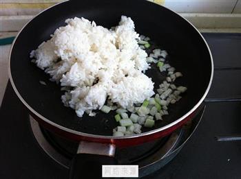 黄豆酱炒米饭的做法图解3
