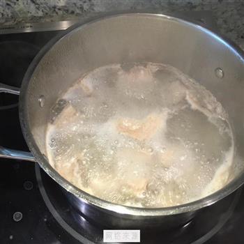 红菇药膳排骨汤的做法步骤3