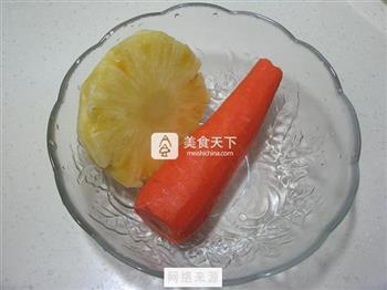 菠萝胡萝卜汁的做法步骤1