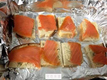 三文鱼配烤面包的做法步骤2