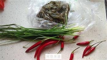 红椒韭菜炒河虾的做法步骤1