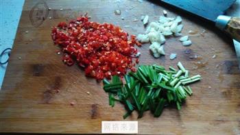 红椒韭菜炒河虾的做法步骤3