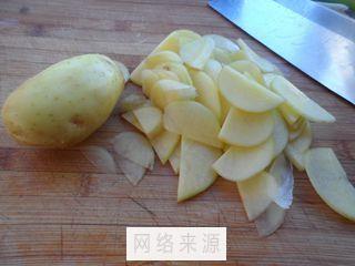 红蘑土豆片的做法步骤1
