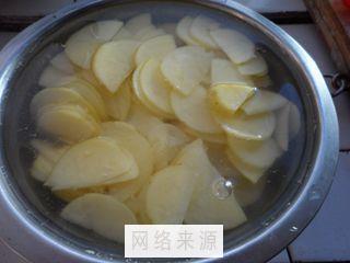 红蘑土豆片的做法步骤2