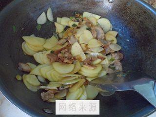 红蘑土豆片的做法步骤8