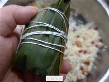 花生米红豆糯米粽的做法步骤8