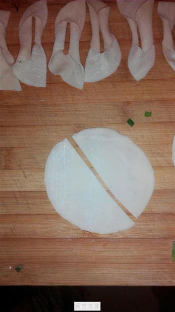 饺子皮之炸小麻花的做法步骤2