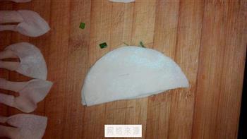 饺子皮之炸小麻花的做法步骤3