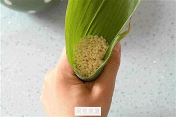 圆锥碱水白米粽的做法步骤5