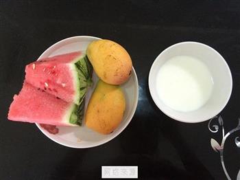 芒果西瓜双色果汁的做法图解1