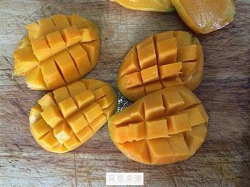 芒果西瓜双色果汁的做法图解2