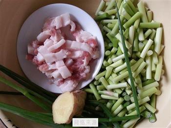 蒜苔炒肉的做法图解1
