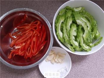 红椒炒苦瓜的做法步骤1