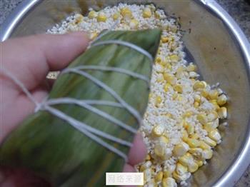 糖桂花玉米粒糯米粽的做法步骤6