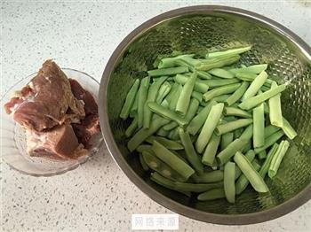 豆角炖肉片的做法步骤1
