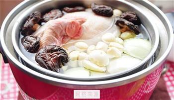 电锅炖蒜头香菇鸡汤的做法步骤2