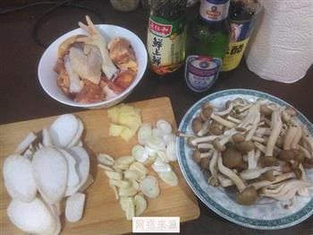 清爽小鸡炖蘑菇的做法步骤1