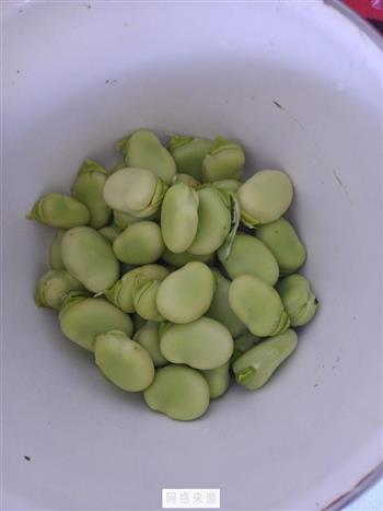 培根炒蚕豆的做法步骤2