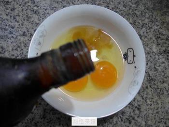 五花风肉梅豆炒鸡蛋的做法步骤2