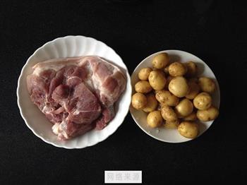 小土豆烧肉的做法步骤1
