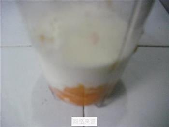芒果奶昔的做法步骤3